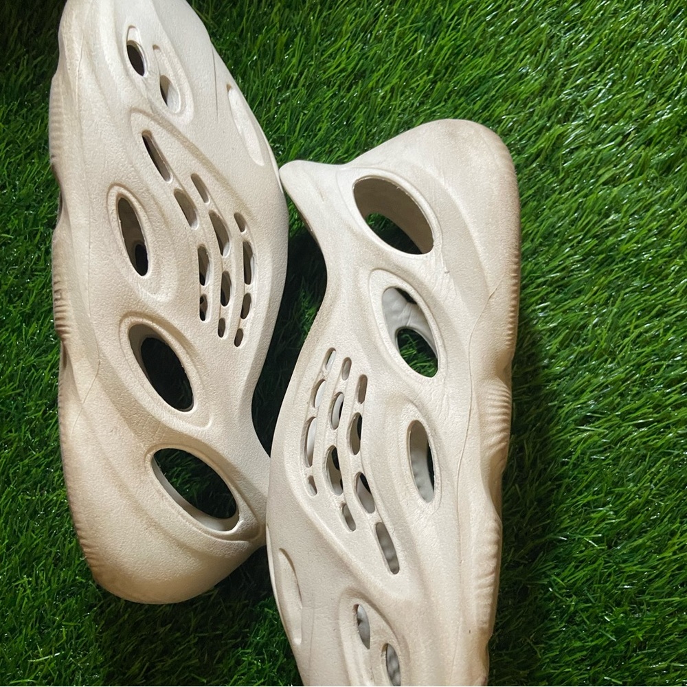 Yeezy Foam Runner Sand - Picture 4 of 4